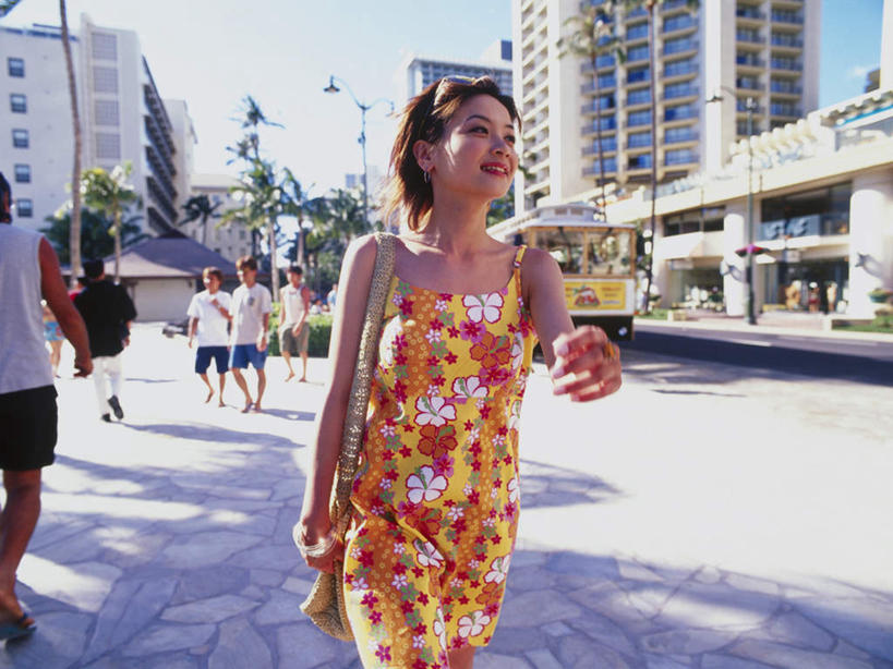 背部,高楼大厦,走,笑,微笑,露齿笑,横图,室外,白天,正面,裙子,度假,办公楼,美景,植物,城市风光,城市,大厦,道路,建筑,路,摩天大楼,写字楼,公路,棕榈树,叶子,行人,游客,游人,阴影,连衣裙,服装,光线,影子,景观,绿叶,交通,许多人,注视,休闲装,娱乐,路人,旅客,树,树木,衣服,蓝色,绿色,蓝天,天空,阳光,自然,楼宇,天,观察,看,一群人,享受,休闲,休闲服,嫩叶,商务楼,景色,放松,服饰,生长,晴朗,成长,观看,察看,关注,棕榈叶,万里无云,过客,男人,男性,年轻男性,年轻女性,女人,女性,中年男性,中年女性,叶,叶片,晴空,晴空万里,马路,步行,散步,走路,半身,彩图,大楼,高层建筑,高楼,摩天楼