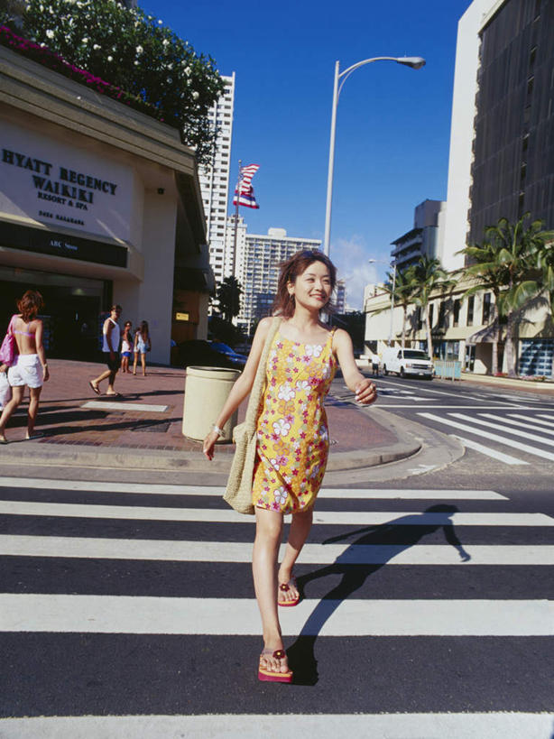 高楼大厦,走,笑,微笑,露齿笑,竖图,室外,白天,正面,裙子,度假,办公楼,美景,植物,城市风光,城市,大厦,道路,建筑,路,路灯,摩天大楼,人行横道,写字楼,公路,棕榈树,叶子,照明,行人,游客,游人,阴影,连衣裙,服装,光线,影子,景观,人行道,灯光,绿叶,交通,许多人,注视,休闲装,娱乐,路人,旅客,灯,树,树木,衣服,蓝色,绿色,蓝天,天空,阳光,自然,楼宇,天,观察,看,一群人,享受,休闲,休闲服,嫩叶,商务楼,景色,放松,服饰,生长,晴朗,成长,观看,照亮,察看,照明设备,关注,人行横道线,棕榈叶,万里无云,过客,男人,男性,年轻男性,年轻女性,女人,女性,中年男性,中年女性,叶,叶片,晴空,晴空万里,斑马线,马路,步行,散步,走路,半身,彩图,大楼,高层建筑,高楼,摩天楼