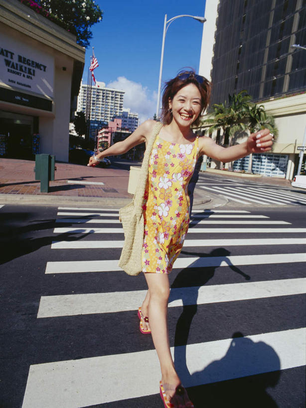 一个人,高楼大厦,走,笑,微笑,露齿笑,竖图,室外,白天,正面,裙子,度假,办公楼,美景,植物,城市风光,城市,大厦,道路,建筑,路,路灯,摩天大楼,人行横道,写字楼,公路,棕榈树,叶子,照明,仅一个年轻女性,仅一个女性,仅一个人,阴影,连衣裙,服装,光线,影子,景观,云,云朵,人行道,灯光,绿叶,交通,云彩,注视,娱乐,灯,树,树木,衣服,蓝色,绿色,白云,蓝天,天空,阳光,自然,楼宇,天,观察,看,享受,休闲,嫩叶,商务楼,景色,放松,服饰,生长,晴朗,成长,观看,照亮,察看,衣着,照明设备,穿着,关注,人行横道线,棕榈叶,衣饰,年轻女性,女人,女性,叶,叶片,晴空,斑马线,马路,步行,散步,走路,彩图,全身,大楼,高层建筑,高楼,摩天楼