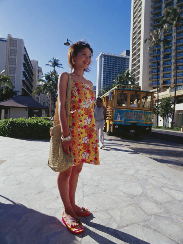 一个人,高楼大厦,站,笑,微笑,露齿笑,竖图,室内,白天,仰视,裙子,度假,办公楼,美景,植物,城市风光,城市,大厦,道路,建筑,路,摩天大楼,写字楼,公路,棕榈树,叶子,仅一个年轻女性,仅一个女性,仅一个人,阴影,连衣裙,服装,光线,包,皮包,影子,景观,绿叶,交通,注视,娱乐,树,树木,衣服,蓝色,绿色,蓝天,天空,阳光,自然,楼宇,天,观察,看,站着,享受,休闲,嫩叶,商务楼,景色,放松,服饰,生长,晴朗,成长,观看,单肩包,察看,衣着,穿着,关注,棕榈叶,万里无云,衣饰,年轻女性,女人,女性,叶,叶片,晴空,晴空万里,马路,站立,彩图,低角度拍摄,全身,大楼,高层建筑,高楼,摩天楼