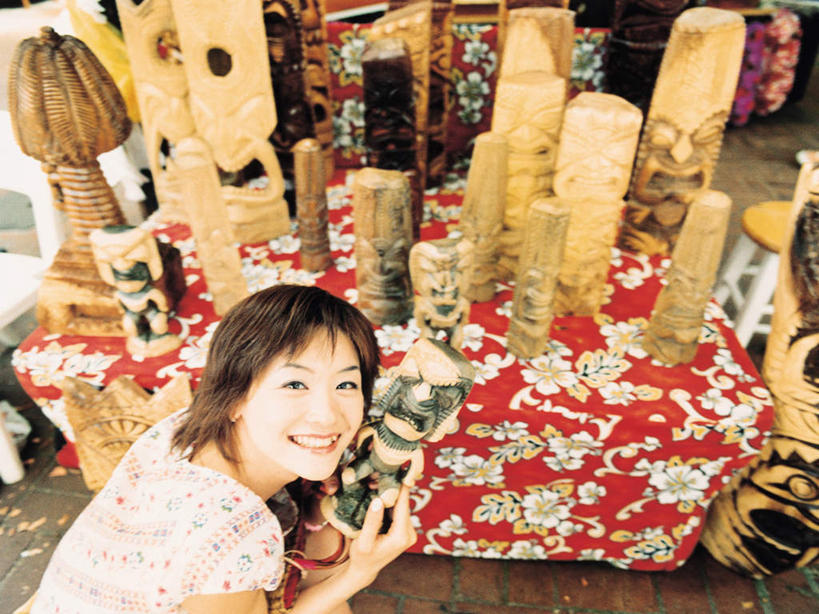 东方人,一个人,商店,蹲,笑,微笑,露齿笑,横图,俯视,室内,白天,购物,消费,桌面,桌子,工艺美术品,亚洲,仅一个年轻女性,仅一个女性,仅一个人,握,服装,艺术,木制,布料,艺术品,拿,布纹,拿着,注视,休闲装,黄种人,商铺,桌布,衣服,餐巾,木制品,工艺品,台布,观察,看,休闲,休闲服,握着,金融,服饰,观看,工艺,美术,察看,关注,选购,贸易,血拼,市肆,商号,年轻女性,女人,女性,亚洲人,蹲着,抬头,仰头,半身,彩图,高角度拍摄,店铺