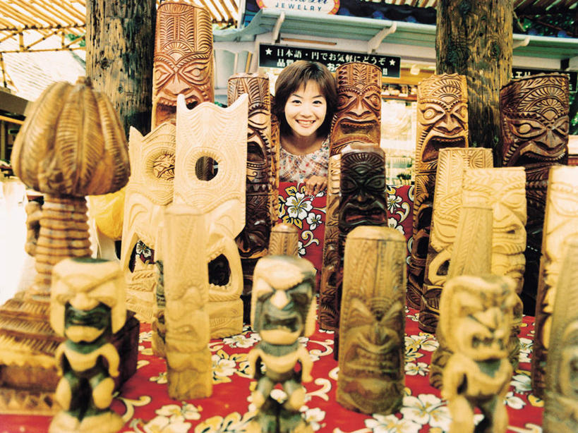 东方人,一个人,商店,站,蹲,笑,微笑,露齿笑,横图,室内,白天,正面,购物,消费,桌面,桌子,工艺美术品,亚洲,仅一个年轻女性,仅一个女性,仅一个人,服装,艺术,木制,布料,艺术品,布纹,注视,休闲装,黄种人,商铺,桌布,衣服,餐巾,木制品,工艺品,台布,观察,看,站着,休闲,休闲服,金融,服饰,观看,工艺,美术,察看,关注,选购,贸易,血拼,市肆,商号,年轻女性,女人,女性,亚洲人,蹲着,站立,半身,彩图,店铺