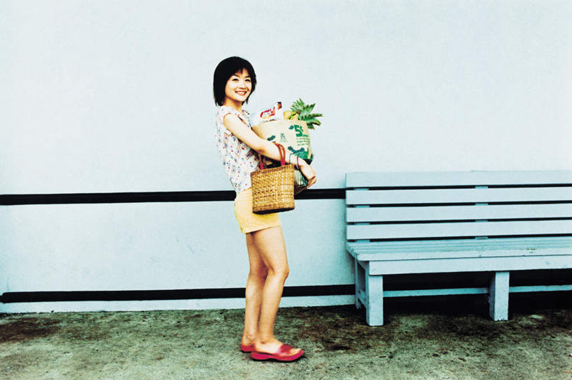 东方人,一个人,站,抱,笑,微笑,露齿笑,横图,室内,白天,侧面,植物,椅子,亚洲,仅一个年轻女性,仅一个女性,仅一个人,服装,包,盆栽,皮包,木椅,墙,盆景,扭头,注视,休闲装,黄种人,墙壁,墙面,衣服,绿色,自然,观察,看,站着,转头,休闲,休闲服,服饰,生长,成长,抱着,观看,单肩包,察看,搂着,关注,年轻女性,女人,女性,亚洲人,搂,搂抱,站立,彩图,全身