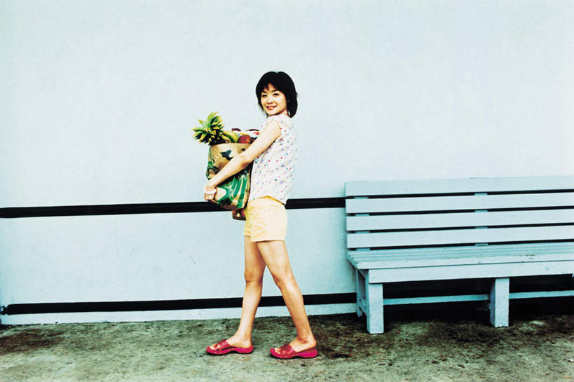 东方人,一个人,站,抱,笑,微笑,露齿笑,横图,室内,白天,侧面,植物,椅子,亚洲,仅一个年轻女性,仅一个女性,仅一个人,服装,包,盆栽,皮包,木椅,墙,盆景,扭头,注视,休闲装,黄种人,墙壁,墙面,衣服,绿色,自然,观察,看,站着,转头,休闲,休闲服,服饰,生长,成长,抱着,观看,单肩包,察看,搂着,关注,年轻女性,女人,女性,亚洲人,搂,搂抱,站立,彩图,全身