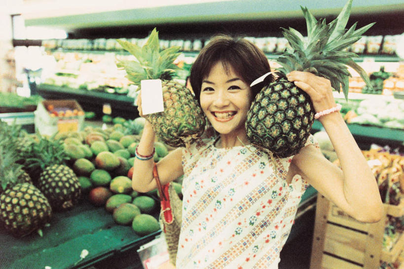 东方人,一个人,商店,站,举,笑,微笑,露齿笑,横图,室内,白天,正面,购物,消费,超市,菠萝,芒果,水果,亚洲,仅一个年轻女性,仅一个女性,仅一个人,一堆,许多,握,堆叠,堆积,服装,新鲜,包,皮包,生食,食品,果实,很多,拿,拿着,注视,休闲装,黄种人,货架,架子,食物,衣服,观察,看,托,站着,休闲,休闲服,握着,金融,百货,服饰,有机食品,绿色食品,观看,堆,单肩包,察看,关注,陈列架,选购,贸易,百货公司,血拼,超市货架,年轻女性,女人,女性,亚洲人,超级市场,大卖场,望果,蜜望,檬果,闷果,漭果,杧果,凤梨,庵波罗果,举起,举手,举着,向上举,向上伸,向上托,站立,半身,彩图,购物商场,购物中心,商业中心