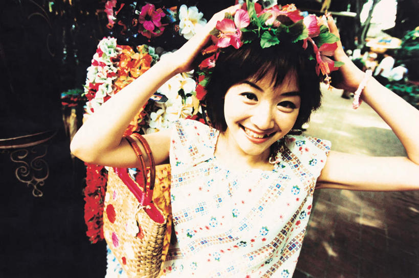 东方人,一个人,商店,站,笑,微笑,露齿笑,横图,室外,白天,正面,购物,消费,亚洲,仅一个年轻女性,仅一个女性,仅一个人,戴,握,服装,朦胧,模糊,装饰,盛开,包,花环,皮包,拿,花蕾,拿着,注视,休闲装,黄种人,商铺,装饰品,花,花瓣,花朵,鲜花,衣服,饰品,手链,首饰,花苞,花蕊,观察,看,站着,休闲,休闲服,握着,金融,服饰,手镯,观看,华丽,修饰,单肩包,点缀,戴着,察看,关注,镯子,选购,贸易,衬托,美观,雅致,雅观,血拼,市肆,商号,年轻女性,女人,女性,亚洲人,站立,半身,彩图,店铺