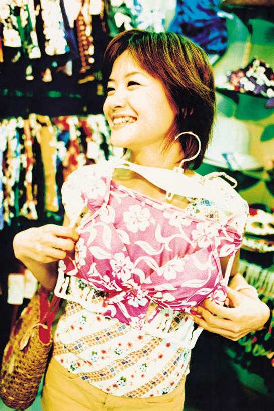 东方人,一个人,商店,站,笑,微笑,露齿笑,竖图,室内,白天,正面,泳装,比基尼,购物,消费,超市,亚洲,仅一个年轻女性,仅一个女性,仅一个人,握,服装,朦胧,模糊,包,皮包,拿,拿着,注视,休闲装,黄种人,衣服,观察,看,站着,休闲,休闲服,握着,金融,百货,服饰,对比,观看,单肩包,察看,服装店,关注,对照,选购,贸易,百货公司,服饰店,血拼,比照,年轻女性,女人,女性,亚洲人,站立,半身,彩图,三点式,泳衣,购物商场,购物中心,商业中心