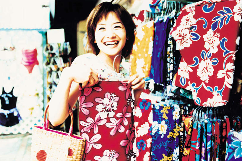 东方人,一个人,商店,站,笑,微笑,露齿笑,横图,室内,白天,正面,民族服装,购物,消费,超市,亚洲,仅一个年轻女性,仅一个女性,仅一个人,握,服装,朦胧,模糊,包,皮包,拿,拿着,注视,休闲装,黄种人,衣服,观察,看,站着,休闲,休闲服,握着,金融,百货,服饰,观看,单肩包,察看,服装店,关注,选购,贸易,百货公司,服饰店,血拼,年轻女性,女人,女性,亚洲人,站立,半身,彩图,传统服装,民俗服,购物商场,购物中心,商业中心