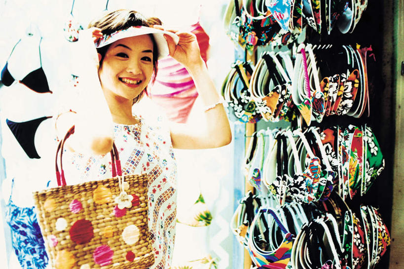 东方人,一个人,商店,站,笑,微笑,露齿笑,横图,室内,白天,正面,购物,消费,超市,帽子,亚洲,仅一个年轻女性,仅一个女性,仅一个人,戴,握,服装,朦胧,模糊,包,墨镜,皮包,眼镜,拿,拿着,注视,休闲装,黄种人,装饰品,衣服,饰品,手链,首饰,太阳镜,太阳眼镜,遮阳帽,观察,看,站着,休闲,休闲服,遮阳镜,握着,金融,百货,服饰,手镯,观看,单肩包,戴着,察看,服装店,关注,镯子,选购,贸易,百货公司,服饰店,血拼,年轻女性,女人,女性,亚洲人,站立,半身,彩图,购物商场,购物中心,商业中心