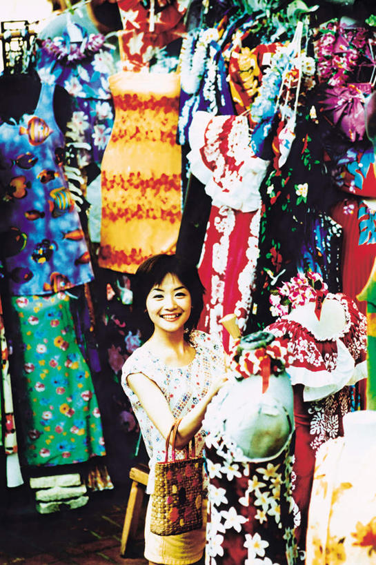 东方人,一个人,商店,站,笑,微笑,露齿笑,竖图,俯视,室内,白天,民族服装,裙子,购物,消费,超市,亚洲,仅一个年轻女性,仅一个女性,仅一个人,握,服装,朦胧,模糊,包,皮包,拿,拿着,注视,休闲装,黄种人,长裙,衣服,观察,看,站着,休闲,休闲服,握着,金融,百货,服饰,观看,半身裙,单肩包,察看,服装店,关注,选购,贸易,百货公司,服饰店,血拼,年轻女性,女人,女性,亚洲人,抬头,仰头,站立,半身,彩图,高角度拍摄,传统服装,民俗服,购物商场,购物中心,商业中心