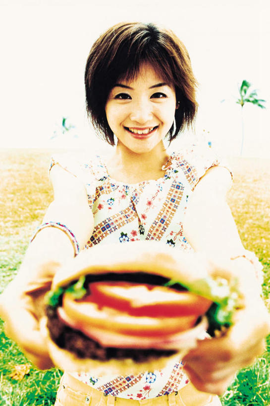 点心,面包,东方人,一个人,站,笑,微笑,露齿笑,竖图,室外,白天,正面,烹饪,西餐,草地,草坪,植物,餐桌,桌子,亚洲,仅一个年轻女性,仅一个女性,仅一个人,握,服装,朦胧,模糊,汉堡,料理,食品,面点,拿,拿着,注视,休闲装,黄种人,菜肴,美食,草,树,树木,食物,糕点,一个,衣服,绿色,自然,快餐,观察,看,站着,休闲,休闲服,西式,握着,服饰,佳肴,生长,单个,成长,餐台,观看,察看,关注,西式快餐,垃圾食品,年轻女性,女人,女性,亚洲人,站立,半身,彩图