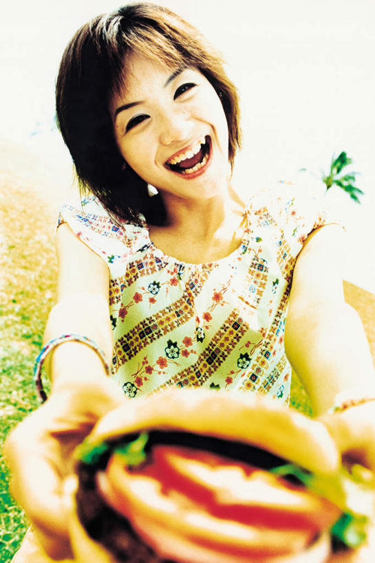 点心,面包,东方人,一个人,站,笑,微笑,露齿笑,竖图,室外,白天,正面,烹饪,西餐,草地,草坪,植物,餐桌,桌子,亚洲,仅一个年轻女性,仅一个女性,仅一个人,握,服装,朦胧,模糊,汉堡,料理,食品,面点,拿,拿着,注视,休闲装,黄种人,菜肴,美食,草,树,树木,食物,糕点,一个,衣服,绿色,自然,快餐,观察,看,站着,休闲,休闲服,西式,握着,服饰,佳肴,生长,单个,成长,餐台,观看,察看,关注,西式快餐,垃圾食品,年轻女性,女人,女性,亚洲人,站立,半身,彩图