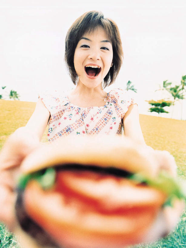 点心,面包,东方人,一个人,站,笑,微笑,露齿笑,竖图,室外,白天,正面,烹饪,西餐,草地,草坪,植物,餐桌,桌子,亚洲,仅一个年轻女性,仅一个女性,仅一个人,握,服装,朦胧,模糊,汉堡,料理,食品,面点,拿,拿着,注视,休闲装,黄种人,菜肴,美食,草,树,树木,食物,糕点,一个,衣服,绿色,自然,快餐,观察,看,站着,休闲,休闲服,西式,握着,服饰,佳肴,生长,单个,成长,餐台,观看,察看,关注,西式快餐,垃圾食品,年轻女性,女人,女性,亚洲人,站立,半身,彩图