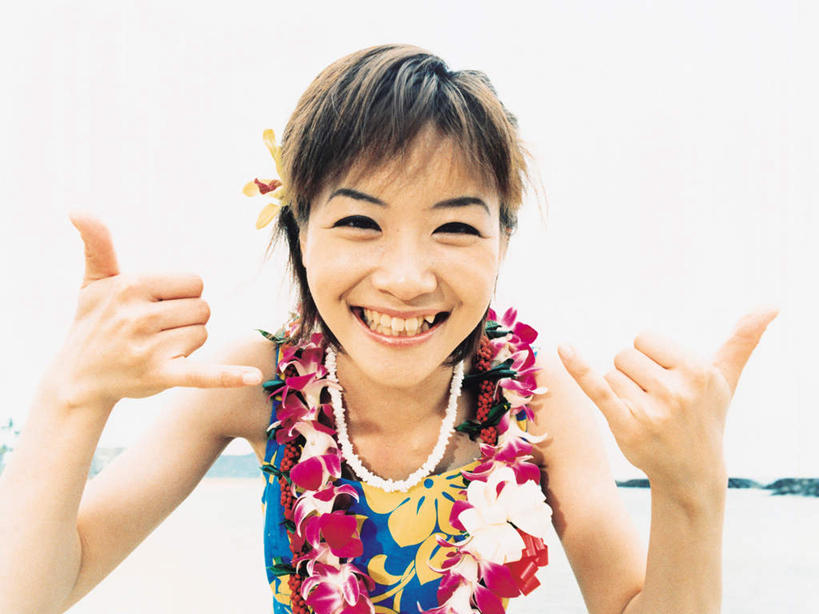 东方人,小拇指,一个人,站,笑,打电话,微笑,露齿笑,横图,室内,白天,正面,裙子,旅游,度假,海浪,海洋,美景,项链,亚洲,仅一个年轻女性,仅一个女性,仅一个人,连衣裙,服装,装饰,盛开,花环,景观,浪花,花蕾,注视,黄种人,娱乐,装饰品,花,花瓣,花朵,鲜花,衣服,自然,海水,饰品,首饰,花苞,花蕊,观察,看,手势,站着,享受,休闲,景色,放松,竖,服饰,观看,翘,华丽,修饰,点缀,察看,衣着,穿着,关注,自然风光,海景,衬托,美观,雅致,雅观,衣饰,交流,年轻女性,女人,女性,亚洲人,大拇指,大海,风浪,海,海水的波动,近岸浪,涌浪,沟通,通话,站立,半身,彩图