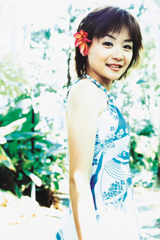 东方人,一个人,站,笑,微笑,竖图,室内,白天,侧面,裙子,旅游,度假,美景,树林,植物,项链,亚洲,仅一个年轻女性,仅一个女性,仅一个人,阴影,连衣裙,服装,朦胧,模糊,装饰,盛开,光线,影子,景观,花蕾,扭头,注视,黄种人,娱乐,装饰品,花,花瓣,花朵,鲜花,树,树木,衣服,绿色,阳光,自然,饰品,首饰,花苞,花蕊,观察,看,站着,转头,享受,休闲,景色,放松,服饰,生长,成长,观看,吊带裙,华丽,修饰,点缀,察看,衣着,穿着,关注,自然风光,衬托,美观,雅致,雅观,衣饰,年轻女性,女人,女性,亚洲人,站立,半身,彩图