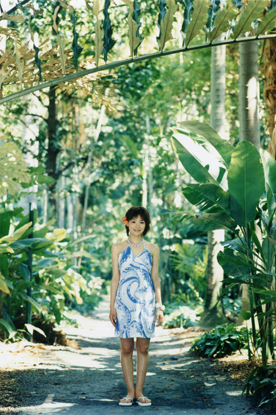 东方人,一个人,站,竖图,室内,白天,正面,裙子,旅游,度假,美景,树林,植物,道路,路,亚洲,仅一个年轻女性,仅一个女性,仅一个人,阴影,连衣裙,服装,朦胧,模糊,光线,影子,景观,小路,交通,注视,黄种人,娱乐,树,树木,衣服,绿色,阳光,自然,观察,看,站着,享受,休闲,景色,放松,服饰,乡间小路,生长,成长,观看,吊带裙,察看,衣着,穿着,关注,自然风光,衣饰,年轻女性,女人,女性,亚洲人,站立,彩图,全身