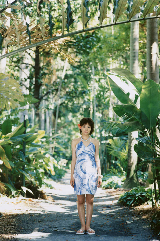 东方人,一个人,站,竖图,室内,白天,正面,裙子,旅游,度假,美景,树林,植物,道路,路,亚洲,仅一个年轻女性,仅一个女性,仅一个人,阴影,连衣裙,服装,朦胧,模糊,光线,影子,景观,小路,交通,注视,黄种人,娱乐,树,树木,衣服,绿色,阳光,自然,观察,看,站着,享受,休闲,景色,放松,服饰,乡间小路,生长,成长,观看,吊带裙,察看,衣着,穿着,关注,自然风光,衣饰,年轻女性,女人,女性,亚洲人,站立,彩图,全身