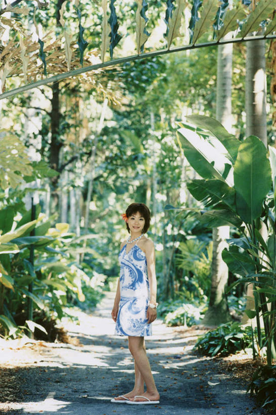 东方人,一个人,站,竖图,室内,白天,侧面,裙子,旅游,度假,美景,树林,植物,道路,路,亚洲,仅一个年轻女性,仅一个女性,仅一个人,阴影,连衣裙,服装,朦胧,模糊,光线,影子,景观,小路,交通,扭头,注视,黄种人,娱乐,树,树木,衣服,绿色,阳光,自然,观察,看,站着,转头,享受,休闲,景色,放松,服饰,乡间小路,生长,成长,观看,吊带裙,察看,衣着,穿着,关注,自然风光,衣饰,年轻女性,女人,女性,亚洲人,站立,彩图,全身