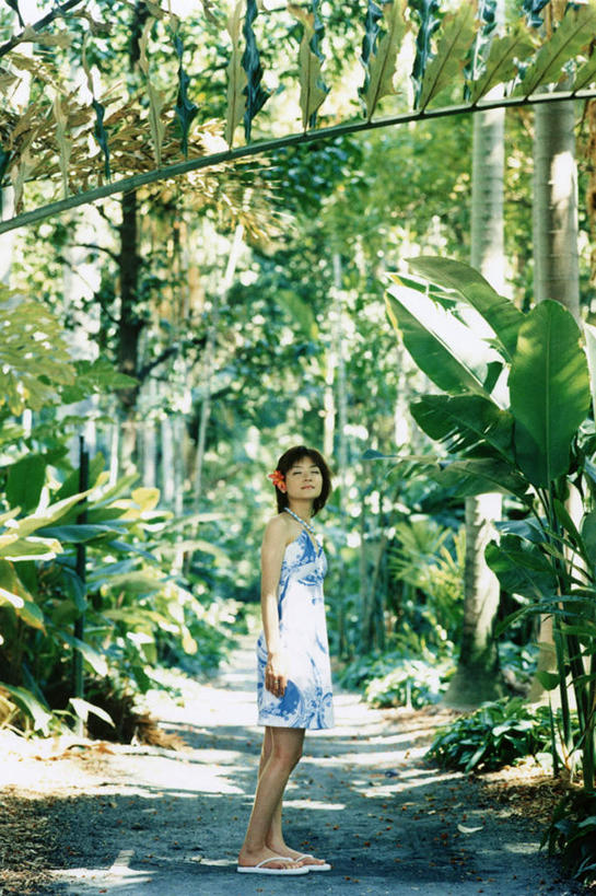 东方人,一个人,站,竖图,室内,白天,侧面,裙子,旅游,度假,美景,树林,植物,道路,路,亚洲,仅一个年轻女性,仅一个女性,仅一个人,阴影,连衣裙,服装,朦胧,模糊,光线,影子,景观,小路,交通,扭头,注视,黄种人,娱乐,树,树木,衣服,绿色,阳光,自然,观察,看,站着,转头,享受,休闲,景色,放松,服饰,乡间小路,生长,成长,观看,吊带裙,察看,衣着,穿着,关注,自然风光,衣饰,年轻女性,女人,女性,亚洲人,站立,彩图,全身