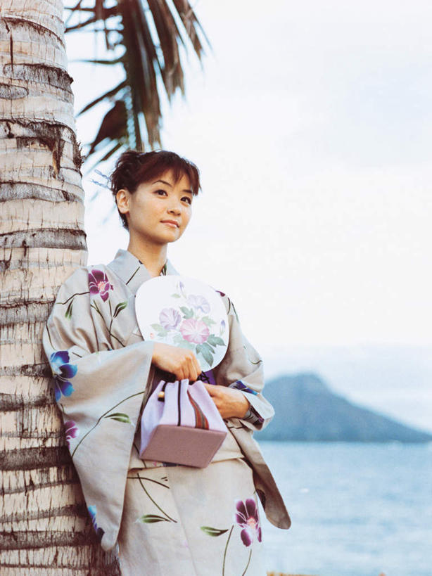 东方人,一个人,站,笑,微笑,竖图,室内,白天,正面,民族服装,旅游,度假,海浪,海洋,石头,美景,山,山脉,植物,棕榈树,叶子,亚洲,仅一个年轻女性,仅一个女性,仅一个人,握,阴影,和服,光线,扇子,石子,影子,景观,浪花,山峰,绿叶,山峦,清凉,拿,拿着,注视,黄种人,凉爽,文化,娱乐,树,树木,蓝色,绿色,蓝天,天空,阳光,自然,海水,群山,天,观察,看,站着,享受,休闲,嫩叶,景色,放松,握着,服饰,生长,晴朗,成长,观看,察看,关注,自然风光,海景,棕榈叶,沉积岩,吴服,万里无云,唐草,唐花,唐锦,水成岩,年轻女性,女人,女性,亚洲人,叶,叶片,大海,风浪,海,海水的波动,近岸浪,石块,岩石,涌浪,晴空,晴空万里,站立,半身,彩图,传统服装,民俗服,和风扇,和风扇子,凉扇,传统文化