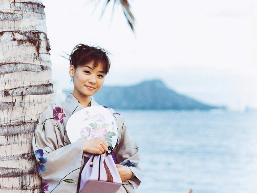 东方人,一个人,站,笑,微笑,横图,室内,白天,正面,民族服装,旅游,度假,海浪,海洋,石头,美景,山,山脉,植物,棕榈树,叶子,亚洲,仅一个年轻女性,仅一个女性,仅一个人,握,阴影,和服,光线,扇子,石子,影子,景观,浪花,山峰,绿叶,山峦,清凉,拿,拿着,注视,黄种人,凉爽,文化,娱乐,树,树木,蓝色,绿色,蓝天,天空,阳光,自然,海水,群山,天,观察,看,站着,享受,休闲,嫩叶,景色,放松,握着,服饰,生长,晴朗,成长,观看,察看,关注,自然风光,海景,棕榈叶,沉积岩,吴服,万里无云,唐草,唐花,唐锦,水成岩,年轻女性,女人,女性,亚洲人,叶,叶片,大海,风浪,海,海水的波动,近岸浪,石块,岩石,涌浪,晴空,晴空万里,站立,半身,彩图,传统服装,民俗服,和风扇,和风扇子,凉扇,传统文化