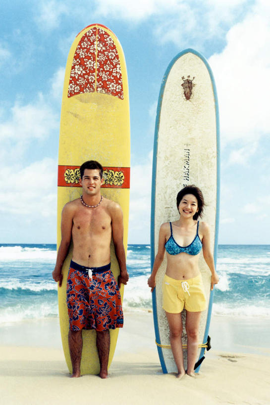 东方人,两个人,站,笑,微笑,露齿笑,竖图,室内,白天,正面,泳装,比基尼,爱情,旅游,度假,海浪,海洋,美景,沙滩,亚洲,阴影,光线,冲浪板,沙子,影子,海岸,景观,浪花,云,云朵,沙地,浪漫,云彩,注视,黄种人,娱乐,运动器械,蓝色,白云,蓝天,天空,阳光,自然,海水,天,观察,看,靠,靠着,倚靠,站着,享受,休闲,温暖,温馨,健身器械,景色,恩爱,放松,恋人,晴朗,观看,和睦,察看,倚着,关注,自然风光,健身器材,海景,冲浪装备,男人,男性,年轻男性,年轻女性,女人,女性,亚洲人,情侣,大海,风浪,海,海水的波动,海滩,近岸浪,涌浪,晴空,站立,彩图,全身,三点式,泳衣,伴侣,融洽,运动器材