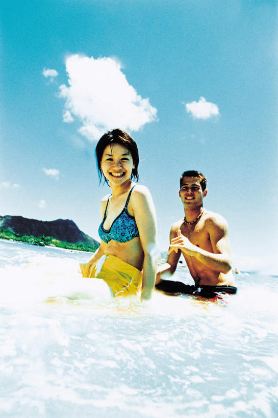 东方人,两个人,站,竖图,室内,白天,正面,泳装,比基尼,爱情,旅游,度假,海浪,海洋,石头,美景,山,山脉,亚洲,阴影,光线,冲浪板,石子,影子,景观,浪花,山顶,山峰,云,云朵,山峦,浪漫,云彩,注视,黄种人,娱乐,运动器械,蓝色,白云,蓝天,天空,阳光,自然,海水,群山,天,观察,看,站着,享受,休闲,温暖,温馨,健身器械,景色,恩爱,放松,恋人,晴朗,观看,和睦,察看,关注,自然风光,健身器材,海景,沉积岩,颠峰,极峰,水成岩,冲浪装备,男人,男性,年轻男性,年轻女性,女人,女性,亚洲人,情侣,大海,风浪,海,海水的波动,近岸浪,石块,岩石,涌浪,晴空,站立,半身,彩图,三点式,泳衣,伴侣,融洽,运动器材