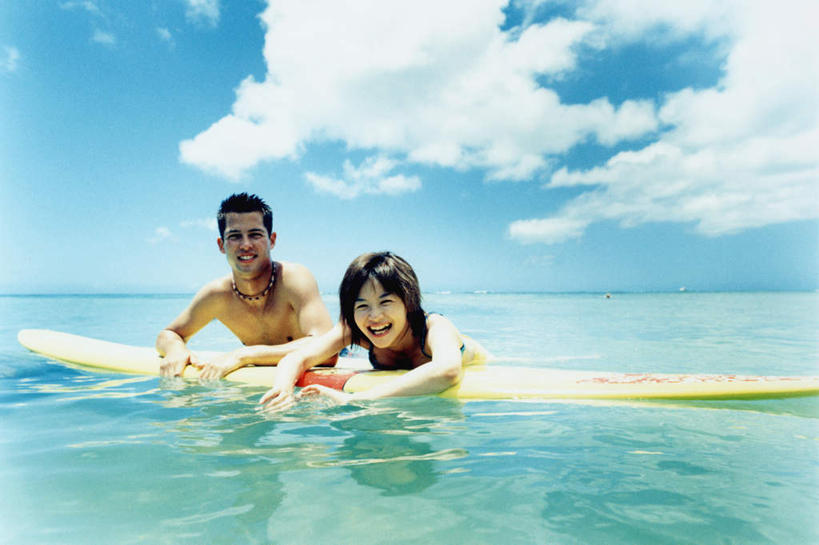 冲浪,东方人,两个人,笑,微笑,露齿笑,横图,室内,白天,正面,泳装,比基尼,爱情,锻炼,旅游,度假,运动,海浪,海洋,美景,亚洲,阴影,光线,冲浪板,影子,景观,浪花,水平线,云,云朵,辽阔,海平线,浪漫,云彩,注视,黄种人,娱乐,运动器械,蓝色,白云,蓝天,天空,阳光,自然,海水,天,观察,看,趴着,享受,休闲,广阔,温暖,温馨,健身器械,景色,恩爱,放松,恋人,晴朗,观看,一望无际,和睦,察看,关注,自然风光,健身器材,水上运动,海景,无边无际,一马平川,冲浪装备,体育,男人,男性,年轻男性,年轻女性,女人,女性,亚洲人,情侣,大海,风浪,海,海水的波动,近岸浪,涌浪,晴空,趴,半身,彩图,三点式,泳衣,健身,伴侣,融洽,水天相接,水天一线,冲浪运动,运动器材