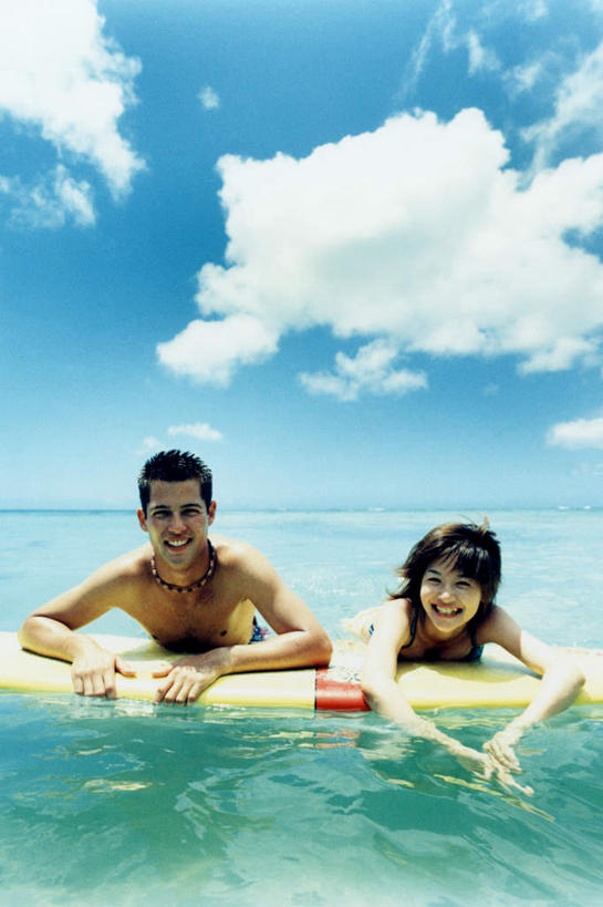 冲浪,东方人,两个人,笑,微笑,露齿笑,竖图,室内,白天,正面,泳装,比基尼,爱情,锻炼,旅游,度假,运动,海浪,海洋,美景,亚洲,阴影,光线,冲浪板,影子,景观,浪花,水平线,云,云朵,辽阔,海平线,浪漫,云彩,注视,黄种人,娱乐,运动器械,蓝色,白云,蓝天,天空,阳光,自然,海水,天,观察,看,趴着,享受,休闲,广阔,温暖,温馨,健身器械,景色,恩爱,放松,恋人,晴朗,观看,一望无际,和睦,察看,关注,自然风光,健身器材,水上运动,海景,无边无际,一马平川,冲浪装备,体育,男人,男性,年轻男性,年轻女性,女人,女性,亚洲人,情侣,大海,风浪,海,海水的波动,近岸浪,涌浪,晴空,趴,半身,彩图,三点式,泳衣,健身,伴侣,融洽,水天相接,水天一线,冲浪运动,运动器材