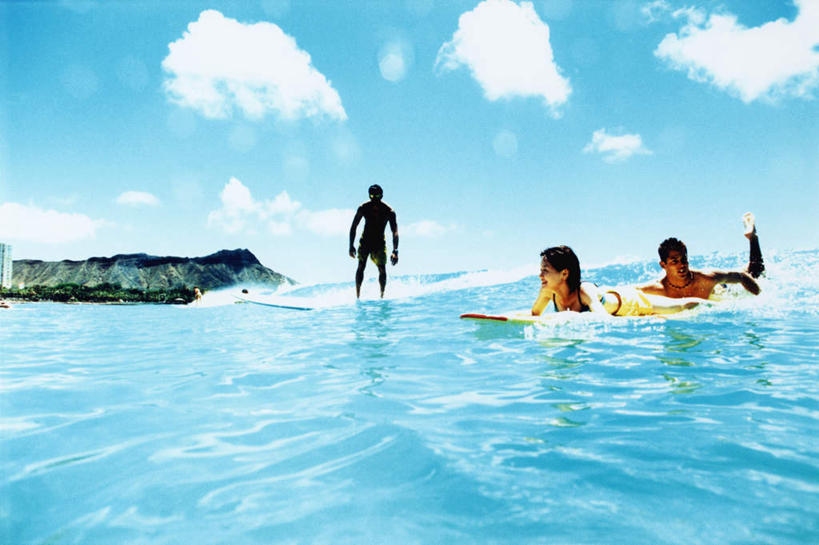 冲浪,东方人,三个人,伙伴,朋友,站,横图,室内,白天,正面,爱情,锻炼,旅游,度假,友谊,运动,海浪,海洋,石头,美景,山,山脉,亚洲,阴影,光线,冲浪板,石子,影子,景观,浪花,山峰,云,云朵,山峦,浪漫,云彩,注视,黄种人,娱乐,运动器械,蓝色,白云,蓝天,天空,阳光,自然,海水,群山,天,观察,看,趴着,站着,享受,休闲,温暖,温馨,健身器械,景色,恩爱,放松,恋人,晴朗,观看,和睦,察看,关注,自然风光,健身器材,水上运动,海景,沉积岩,水成岩,冲浪装备,体育,友情,男人,男性,年轻男性,年轻女性,女人,女性,亚洲人,情侣,大海,风浪,海,海水的波动,近岸浪,石块,岩石,涌浪,晴空,趴,站立,彩图,全身,健身,伴侣,融洽,冲浪运动,运动器材