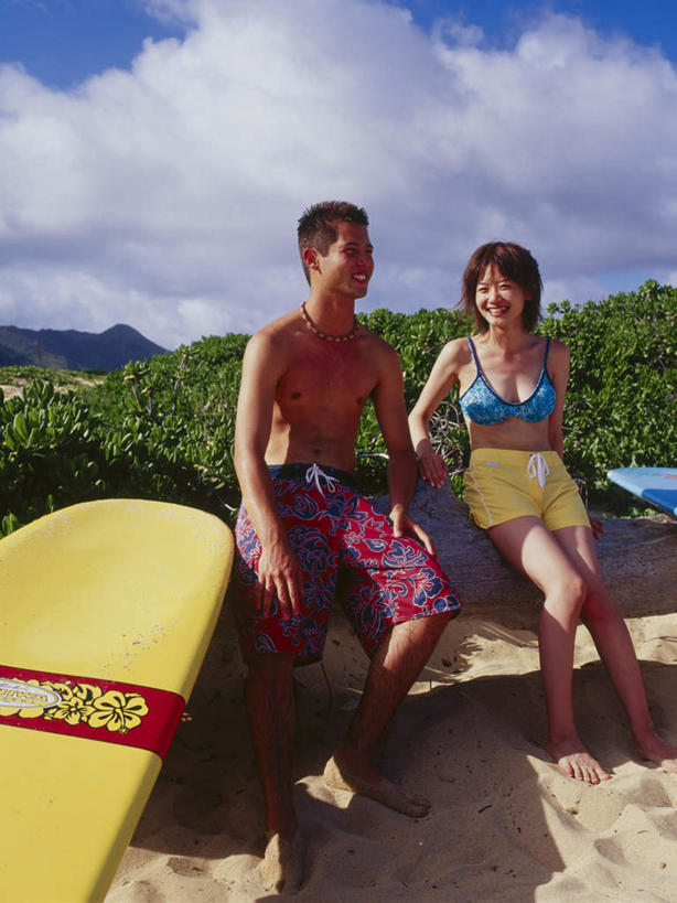 东方人,两个人,坐,笑,微笑,露齿笑,竖图,室内,白天,正面,泳装,比基尼,爱情,旅游,度假,石头,美景,森林,沙滩,山,山脉,树林,植物,亚洲,阴影,光线,冲浪板,沙子,石子,影子,海岸,景观,山峰,云,云朵,沙地,山峦,浪漫,云彩,注视,黄种人,娱乐,运动器械,树,树木,蓝色,绿色,白云,蓝天,天空,阳光,自然,群山,天,观察,看,享受,休闲,温暖,温馨,健身器械,景色,恩爱,放松,恋人,生长,晴朗,成长,观看,和睦,察看,关注,自然风光,健身器材,沉积岩,水成岩,冲浪装备,男人,男性,年轻男性,年轻女性,女人,女性,亚洲人,情侣,海滩,石块,岩石,晴空,坐着,彩图,全身,三点式,泳衣,伴侣,融洽,运动器材