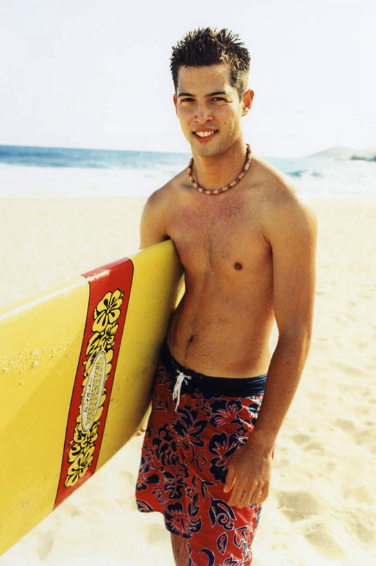 东方人,一个人,站,笑,微笑,露齿笑,竖图,室内,白天,正面,旅游,度假,海浪,海洋,美景,沙滩,项链,亚洲,仅一个男性,仅一个人,握,阴影,裤子,光线,冲浪板,沙子,影子,海岸,景观,浪花,沙地,拿,拿着,注视,黄种人,娱乐,运动器械,裸露,装饰品,仅一个年轻男性,蓝色,蓝天,天空,阳光,自然,海水,饰品,首饰,天,观察,看,站着,享受,休闲,健身器械,景色,放松,握着,晴朗,观看,察看,关注,自然风光,裸,健身器材,海景,万里无云,冲浪装备,男人,男性,年轻男性,亚洲人,大海,风浪,海,海水的波动,海滩,近岸浪,涌浪,晴空,晴空万里,站立,半身,彩图,运动器材