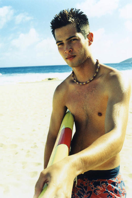 东方人,一个人,站,笑,微笑,竖图,室内,白天,正面,旅游,度假,海浪,海洋,美景,沙滩,项链,亚洲,仅一个男性,仅一个人,握,阴影,裤子,光线,冲浪板,沙子,影子,海岸,景观,浪花,云,云朵,沙地,拿,云彩,拿着,注视,黄种人,娱乐,运动器械,裸露,装饰品,仅一个年轻男性,蓝色,白云,蓝天,天空,阳光,自然,海水,饰品,首饰,天,观察,看,站着,享受,休闲,健身器械,景色,放松,握着,晴朗,观看,察看,关注,自然风光,裸,健身器材,海景,冲浪装备,男人,男性,年轻男性,亚洲人,大海,风浪,海,海水的波动,海滩,近岸浪,涌浪,晴空,站立,半身,彩图,运动器材