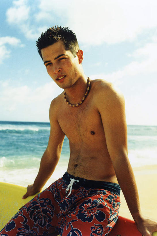 东方人,一个人,坐,笑,微笑,露齿笑,竖图,室内,白天,正面,旅游,度假,海浪,海洋,美景,沙滩,项链,亚洲,仅一个男性,仅一个人,撑,阴影,裤子,光线,冲浪板,沙子,影子,海岸,景观,浪花,云,云朵,沙地,云彩,注视,黄种人,娱乐,运动器械,裸露,装饰品,仅一个年轻男性,蓝色,白云,蓝天,天空,阳光,自然,海水,饰品,首饰,天,观察,看,享受,休闲,健身器械,景色,放松,晴朗,观看,察看,撑着,关注,自然风光,裸,健身器材,海景,冲浪装备,男人,男性,年轻男性,亚洲人,大海,风浪,海,海水的波动,海滩,近岸浪,涌浪,晴空,坐着,半身,彩图,运动器材