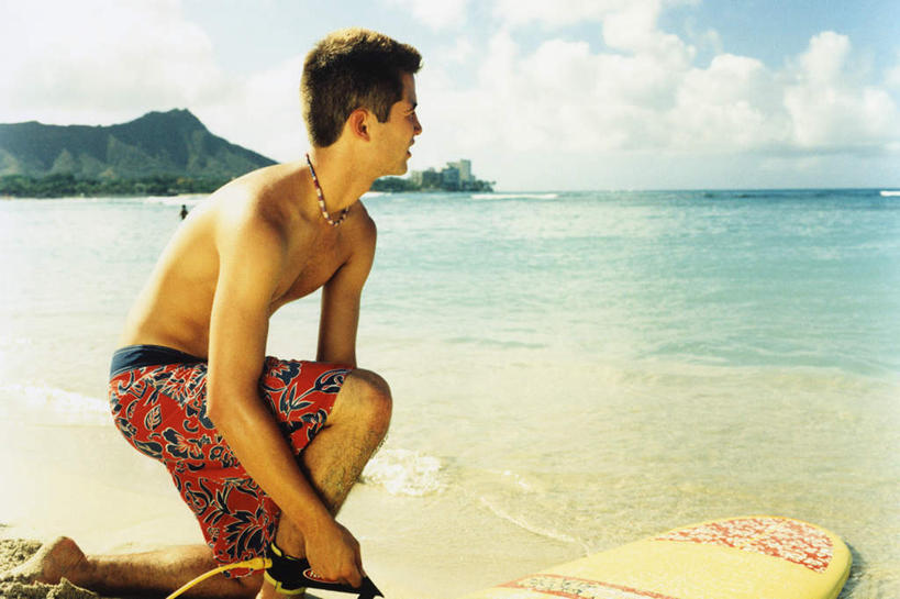 东方人,一个人,跪,横图,室内,白天,侧面,旅游,度假,海浪,海洋,石头,美景,沙滩,山,山脉,项链,亚洲,仅一个男性,仅一个人,阴影,裤子,光线,冲浪板,沙子,石子,影子,海岸,景观,浪花,山顶,山峰,云,云朵,沙地,山峦,云彩,注视,黄种人,娱乐,运动器械,装饰品,仅一个年轻男性,蓝色,白云,蓝天,天空,阳光,自然,海水,饰品,首饰,群山,天,观察,看,享受,休闲,健身器械,景色,放松,晴朗,观看,察看,关注,自然风光,健身器材,海景,沉积岩,颠峰,极峰,水成岩,冲浪装备,男人,男性,年轻男性,亚洲人,大海,风浪,海,海水的波动,海滩,近岸浪,石块,岩石,涌浪,晴空,跪着,半身,彩图,运动器材