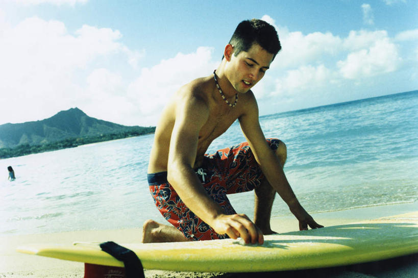 东方人,一个人,跪,横图,室内,白天,侧面,旅游,度假,海浪,海洋,石头,美景,沙滩,山,山脉,项链,亚洲,仅一个男性,仅一个人,阴影,裤子,光线,冲浪板,沙子,石子,影子,海岸,景观,浪花,山顶,山峰,云,云朵,沙地,山峦,云彩,注视,黄种人,娱乐,运动器械,装饰品,仅一个年轻男性,蓝色,白云,蓝天,天空,阳光,自然,海水,饰品,首饰,群山,天,观察,看,享受,休闲,健身器械,景色,放松,晴朗,观看,察看,关注,自然风光,健身器材,海景,沉积岩,颠峰,极峰,水成岩,冲浪装备,男人,男性,年轻男性,亚洲人,大海,风浪,海,海水的波动,海滩,近岸浪,石块,岩石,涌浪,晴空,跪着,彩图,全身,运动器材