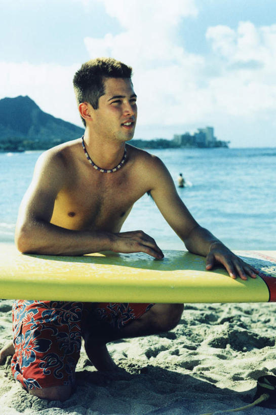 东方人,一个人,跪,竖图,室内,白天,正面,旅游,度假,海浪,海洋,石头,美景,沙滩,山,山脉,项链,亚洲,仅一个男性,仅一个人,阴影,裤子,光线,冲浪板,沙子,石子,影子,海岸,景观,浪花,山顶,山峰,云,云朵,沙地,山峦,云彩,注视,黄种人,娱乐,运动器械,装饰品,仅一个年轻男性,蓝色,白云,蓝天,天空,阳光,自然,海水,饰品,首饰,群山,天,观察,看,享受,休闲,健身器械,景色,放松,晴朗,观看,察看,关注,自然风光,健身器材,海景,沉积岩,颠峰,极峰,水成岩,冲浪装备,男人,男性,年轻男性,亚洲人,大海,风浪,海,海水的波动,海滩,近岸浪,石块,岩石,涌浪,晴空,跪着,半身,彩图,运动器材