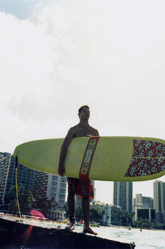 东方人,一个人,高楼大厦,站,竖图,室内,白天,仰视,度假,办公楼,海浪,海洋,石头,美景,山,山脉,城市风光,城市,大厦,建筑,摩天大楼,写字楼,亚洲,仅一个男性,仅一个人,握,阴影,裤子,光线,冲浪板,石子,影子,景观,浪花,山峰,云,云朵,山峦,拿,云彩,拿着,注视,黄种人,娱乐,运动器械,仅一个年轻男性,蓝色,白云,蓝天,天空,阳光,海水,楼宇,群山,天,观察,看,站着,享受,休闲,健身器械,商务楼,景色,放松,握着,晴朗,观看,察看,关注,健身器材,海景,沉积岩,水成岩,冲浪装备,男人,男性,年轻男性,亚洲人,大海,风浪,海,海水的波动,近岸浪,石块,岩石,涌浪,晴空,站立,彩图,低角度拍摄,全身,大楼,高层建筑,高楼,摩天楼,运动器材