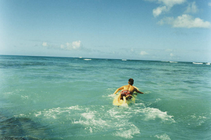 冲浪,东方人,一个人,横图,室外,白天,锻炼,旅游,度假,运动,美景,沙滩,亚洲,仅一个男性,仅一个人,阴影,飞溅,溅,光线,冲浪板,沙子,液体,影子,海岸,景观,水滴,水平线,云,云朵,辽阔,海平线,沙地,云彩,黄种人,娱乐,运动器械,水珠,仅一个年轻男性,背面,蓝色,白云,蓝天,天空,阳光,自然,天,趴着,享受,休闲,广阔,健身器械,景色,放松,晴朗,一望无际,喷洒,自然风光,健身器材,水上运动,无边无际,一马平川,冲浪装备,体育,男人,男性,年轻男性,亚洲人,海滩,晴空,趴,彩图,全身,健身,水天相接,水天一线,冲浪运动,运动器材