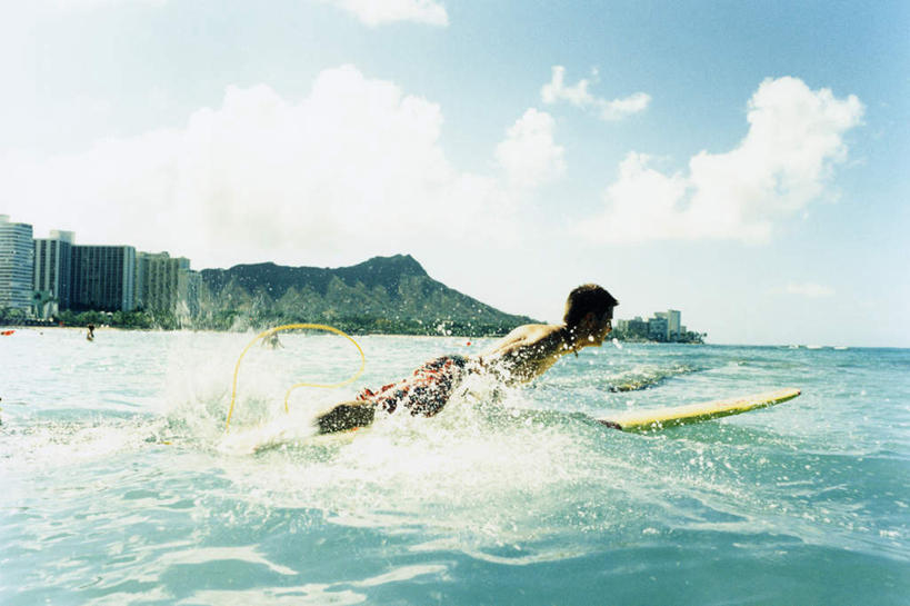 冲浪,东方人,一个人,高楼大厦,横图,室外,白天,侧面,锻炼,度假,运动,办公楼,海浪,海洋,石头,美景,山,山脉,城市风光,城市,大厦,建筑,摩天大楼,写字楼,亚洲,仅一个男性,仅一个人,阴影,飞溅,溅,光线,冲浪板,石子,液体,影子,景观,浪花,山峰,水滴,云,云朵,山峦,云彩,注视,黄种人,娱乐,运动器械,水珠,仅一个年轻男性,蓝色,白云,蓝天,天空,阳光,海水,楼宇,群山,天,观察,看,趴着,享受,休闲,健身器械,商务楼,景色,放松,晴朗,观看,察看,关注,喷洒,健身器材,水上运动,海景,沉积岩,水成岩,冲浪装备,体育,男人,男性,年轻男性,亚洲人,大海,风浪,海,海水的波动,近岸浪,石块,岩石,涌浪,晴空,趴,彩图,全身,健身,大楼,高层建筑,高楼,摩天楼,冲浪运动,运动器材