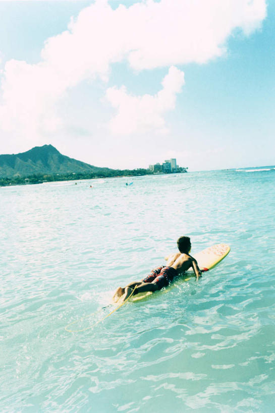 冲浪,东方人,一个人,竖图,室外,白天,正面,锻炼,旅游,度假,运动,海浪,海洋,石头,美景,山,山脉,亚洲,仅一个男性,仅一个人,阴影,光线,冲浪板,石子,影子,景观,浪花,山顶,山峰,云,云朵,山峦,云彩,黄种人,娱乐,运动器械,仅一个年轻男性,蓝色,白云,蓝天,天空,阳光,自然,海水,群山,天,趴着,享受,休闲,健身器械,景色,放松,晴朗,自然风光,健身器材,水上运动,海景,沉积岩,颠峰,极峰,水成岩,冲浪装备,体育,男人,男性,年轻男性,亚洲人,大海,风浪,海,海水的波动,近岸浪,石块,岩石,涌浪,晴空,趴,彩图,全身,健身,冲浪运动,运动器材