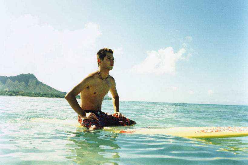 东方人,一个人,坐,横图,室外,白天,侧面,旅游,度假,海浪,海洋,石头,美景,山,山脉,亚洲,仅一个男性,仅一个人,阴影,光线,冲浪板,石子,影子,景观,浪花,山顶,山峰,云,云朵,山峦,云彩,注视,黄种人,娱乐,运动器械,仅一个年轻男性,蓝色,白云,蓝天,天空,阳光,自然,海水,群山,天,观察,看,享受,休闲,健身器械,景色,放松,晴朗,观看,察看,关注,自然风光,健身器材,海景,沉积岩,颠峰,极峰,水成岩,冲浪装备,男人,男性,年轻男性,亚洲人,大海,风浪,海,海水的波动,近岸浪,石块,岩石,涌浪,晴空,坐着,彩图,全身,运动器材