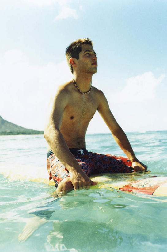 东方人,一个人,坐,竖图,室外,白天,侧面,旅游,度假,海浪,海洋,石头,美景,山,山脉,亚洲,仅一个男性,仅一个人,阴影,光线,冲浪板,石子,影子,景观,浪花,山顶,山峰,云,云朵,山峦,云彩,注视,黄种人,娱乐,运动器械,仅一个年轻男性,蓝色,白云,蓝天,天空,阳光,自然,海水,群山,天,观察,看,享受,休闲,健身器械,景色,放松,晴朗,观看,察看,关注,自然风光,健身器材,海景,沉积岩,颠峰,极峰,水成岩,冲浪装备,男人,男性,年轻男性,亚洲人,大海,风浪,海,海水的波动,近岸浪,石块,岩石,涌浪,晴空,坐着,彩图,全身,运动器材