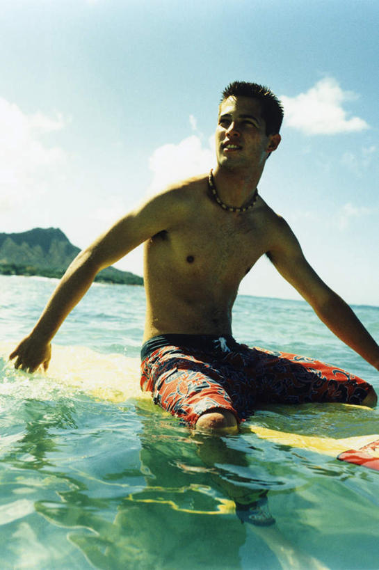 东方人,一个人,坐,竖图,室外,白天,正面,旅游,度假,海浪,海洋,石头,美景,山,山脉,亚洲,仅一个男性,仅一个人,阴影,光线,冲浪板,石子,影子,景观,浪花,山顶,山峰,云,云朵,山峦,云彩,注视,黄种人,娱乐,运动器械,仅一个年轻男性,蓝色,白云,蓝天,天空,阳光,自然,海水,群山,天,观察,看,享受,休闲,健身器械,景色,放松,晴朗,观看,察看,关注,自然风光,健身器材,海景,沉积岩,颠峰,极峰,水成岩,冲浪装备,男人,男性,年轻男性,亚洲人,大海,风浪,海,海水的波动,近岸浪,石块,岩石,涌浪,晴空,坐着,半身,彩图,运动器材