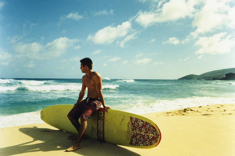 东方人,一个人,坐,横图,室内,白天,正面,旅游,度假,海浪,海洋,石头,美景,沙滩,山,山脉,亚洲,仅一个男性,仅一个人,撑,阴影,光线,冲浪板,沙子,石子,影子,海岸,景观,浪花,山峰,水平线,云,云朵,辽阔,海平线,沙地,山峦,云彩,扭头,注视,黄种人,娱乐,运动器械,仅一个年轻男性,蓝色,白云,蓝天,天空,阳光,自然,海水,群山,天,观察,看,转头,享受,休闲,广阔,健身器械,景色,放松,晴朗,观看,一望无际,察看,撑着,关注,自然风光,健身器材,海景,沉积岩,无边无际,一马平川,水成岩,冲浪装备,男人,男性,年轻男性,亚洲人,大海,风浪,海,海水的波动,海滩,近岸浪,石块,岩石,涌浪,晴空,坐着,彩图,全身,水天相接,水天一线,运动器材