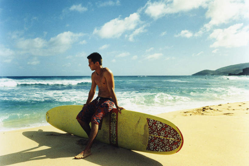 东方人,一个人,坐,横图,室内,白天,正面,旅游,度假,海浪,海洋,石头,美景,沙滩,山,山脉,亚洲,仅一个男性,仅一个人,撑,阴影,光线,冲浪板,沙子,石子,影子,海岸,景观,浪花,山峰,水平线,云,云朵,辽阔,海平线,沙地,山峦,云彩,扭头,注视,黄种人,娱乐,运动器械,仅一个年轻男性,蓝色,白云,蓝天,天空,阳光,自然,海水,群山,天,观察,看,转头,享受,休闲,广阔,健身器械,景色,放松,晴朗,观看,一望无际,察看,撑着,关注,自然风光,健身器材,海景,沉积岩,无边无际,一马平川,水成岩,冲浪装备,男人,男性,年轻男性,亚洲人,大海,风浪,海,海水的波动,海滩,近岸浪,石块,岩石,涌浪,晴空,坐着,彩图,全身,水天相接,水天一线,运动器材