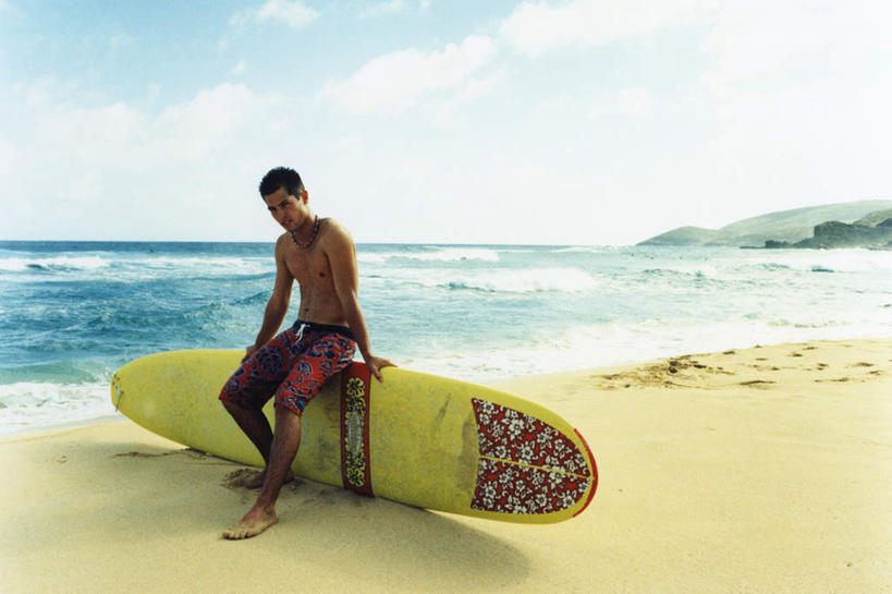 东方人,一个人,坐,横图,室内,白天,正面,旅游,度假,海浪,海洋,石头,美景,沙滩,山,山脉,亚洲,仅一个男性,仅一个人,撑,阴影,光线,冲浪板,沙子,石子,影子,海岸,景观,浪花,山峰,水平线,云,云朵,辽阔,海平线,沙地,山峦,云彩,注视,黄种人,娱乐,运动器械,仅一个年轻男性,蓝色,白云,蓝天,天空,阳光,自然,海水,群山,天,观察,看,享受,休闲,广阔,健身器械,景色,放松,晴朗,观看,一望无际,察看,撑着,关注,自然风光,健身器材,海景,沉积岩,无边无际,一马平川,水成岩,冲浪装备,男人,男性,年轻男性,亚洲人,大海,风浪,海,海水的波动,海滩,近岸浪,石块,岩石,涌浪,晴空,坐着,彩图,全身,水天相接,水天一线,运动器材