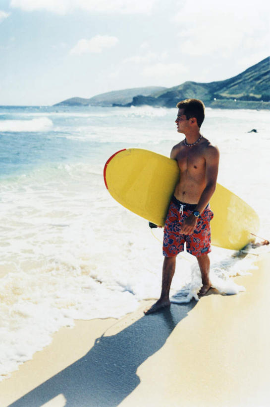 东方人,一个人,走,竖图,俯视,室内,白天,旅游,度假,海浪,海洋,石头,美景,沙滩,山,山脉,亚洲,仅一个男性,仅一个人,握,阴影,光线,冲浪板,沙子,石子,影子,海岸,景观,浪花,山峰,水平线,云,云朵,辽阔,海平线,沙地,山峦,拿,云彩,拿着,扭头,注视,黄种人,娱乐,运动器械,仅一个年轻男性,蓝色,白云,蓝天,天空,阳光,自然,海水,群山,天,观察,看,转头,享受,休闲,广阔,健身器械,景色,放松,握着,晴朗,观看,一望无际,察看,关注,自然风光,健身器材,海景,沉积岩,无边无际,一马平川,水成岩,冲浪装备,男人,男性,年轻男性,亚洲人,大海,风浪,海,海水的波动,海滩,近岸浪,石块,岩石,涌浪,晴空,步行,散步,走路,彩图,高角度拍摄,全身,水天相接,水天一线,运动器材