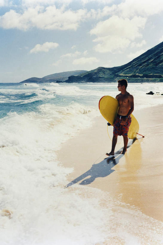 东方人,一个人,走,竖图,俯视,室内,白天,旅游,度假,海浪,海洋,石头,美景,沙滩,山,山脉,亚洲,仅一个男性,仅一个人,握,阴影,光线,冲浪板,沙子,石子,影子,海岸,景观,浪花,山峰,水平线,云,云朵,辽阔,海平线,沙地,山峦,拿,云彩,拿着,扭头,注视,黄种人,娱乐,运动器械,仅一个年轻男性,蓝色,白云,蓝天,天空,阳光,自然,海水,群山,天,观察,看,转头,享受,休闲,广阔,健身器械,景色,放松,握着,晴朗,观看,一望无际,察看,关注,自然风光,健身器材,海景,沉积岩,无边无际,一马平川,水成岩,冲浪装备,男人,男性,年轻男性,亚洲人,大海,风浪,海,海水的波动,海滩,近岸浪,石块,岩石,涌浪,晴空,步行,散步,走路,彩图,高角度拍摄,全身,水天相接,水天一线,运动器材