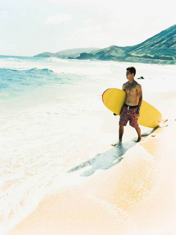 东方人,一个人,走,竖图,俯视,室内,白天,旅游,度假,海浪,海洋,石头,美景,沙滩,山,山脉,亚洲,仅一个男性,仅一个人,握,阴影,光线,冲浪板,沙子,石子,影子,海岸,景观,浪花,山峰,水平线,云,云朵,辽阔,海平线,沙地,山峦,拿,云彩,拿着,扭头,注视,黄种人,娱乐,运动器械,仅一个年轻男性,蓝色,白云,蓝天,天空,阳光,自然,海水,群山,天,观察,看,转头,享受,休闲,广阔,健身器械,景色,放松,握着,晴朗,观看,一望无际,察看,关注,自然风光,健身器材,海景,沉积岩,无边无际,一马平川,水成岩,冲浪装备,男人,男性,年轻男性,亚洲人,大海,风浪,海,海水的波动,海滩,近岸浪,石块,岩石,涌浪,晴空,步行,散步,走路,彩图,高角度拍摄,全身,水天相接,水天一线,运动器材